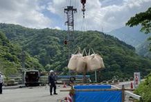 治山工事用ケーブルクレーンの荷重試験。富山県朝日町